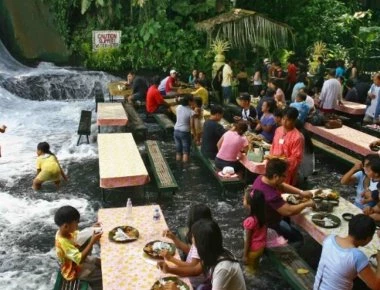 Φιλιππίνες: Για να φάτε σε αυτό το εστιατόριο πρέπει να φοράτε...αδιάβροχο (βίντεο)